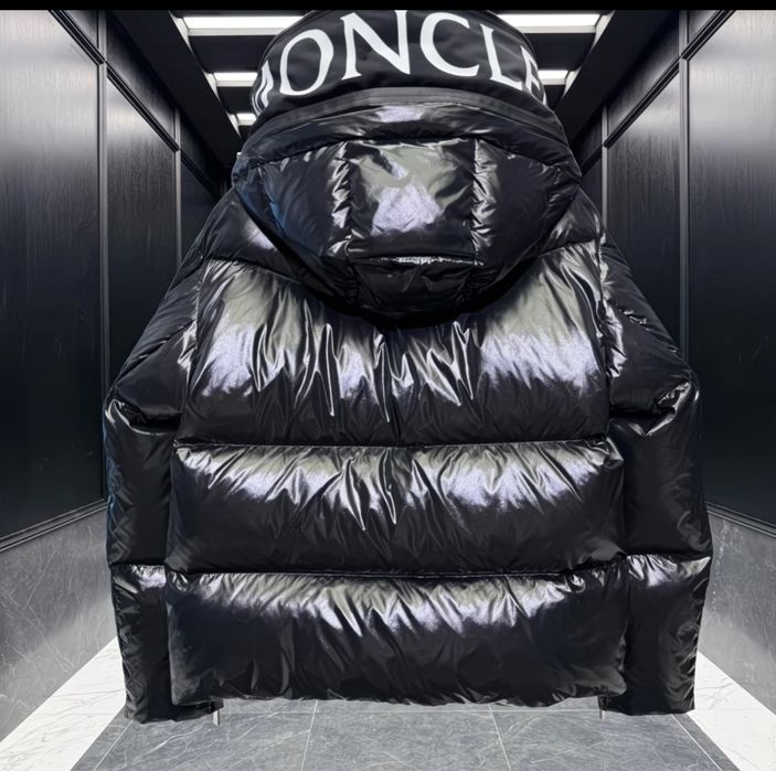 Чорна куртка брендова