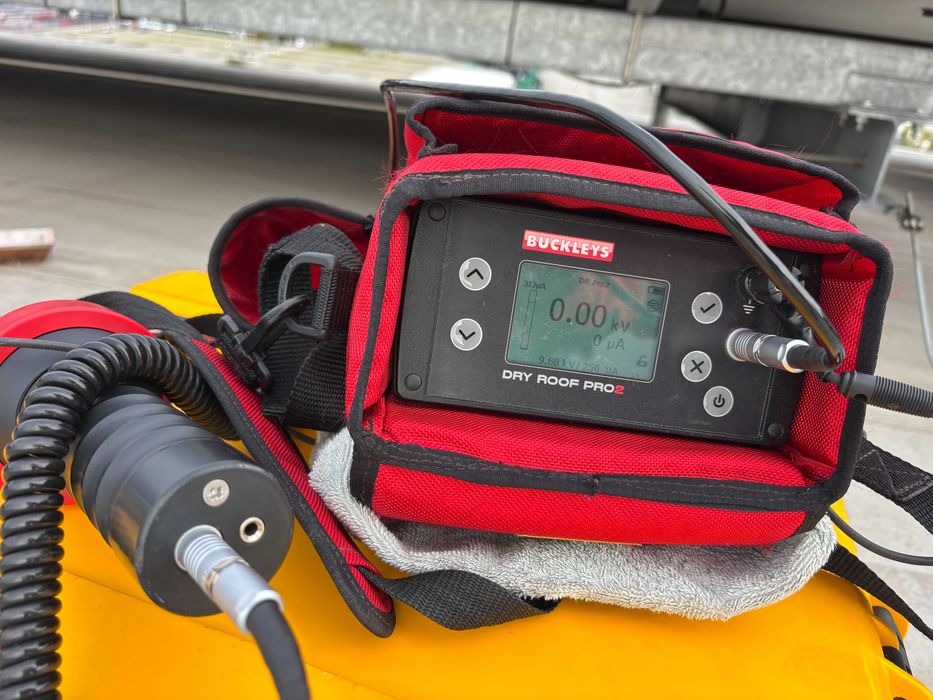 Naprawa i wykrywanie przecieków dachów płaskich i tarasów.