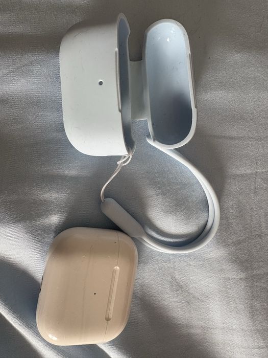 Apple Airpods as new with protective case64553319463170120