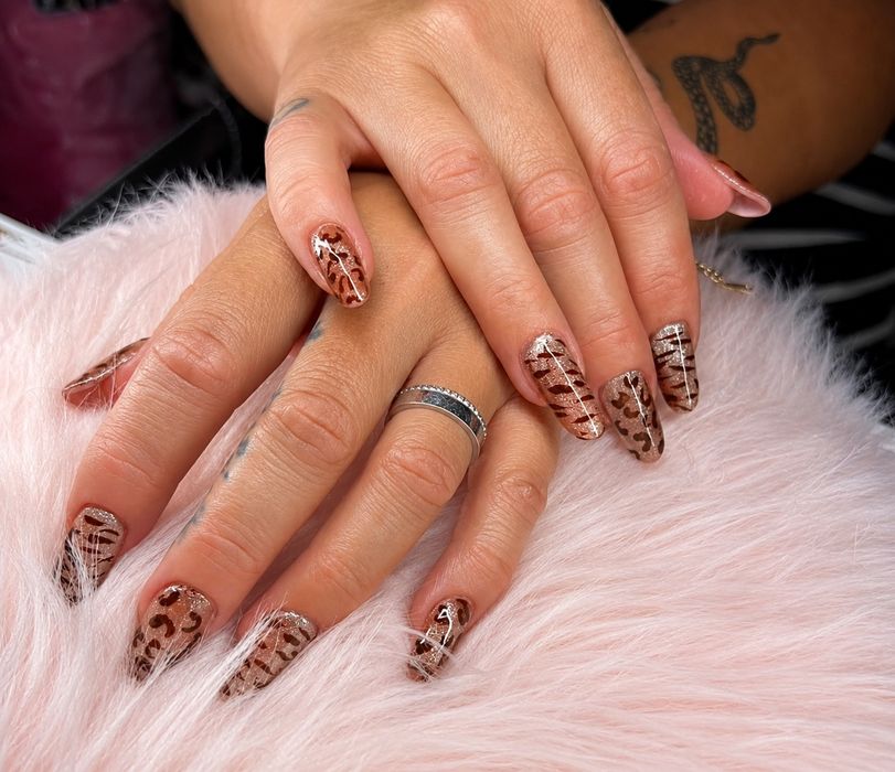 Unhas de gel e verniz de gel