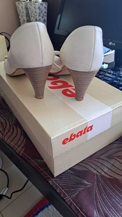 Damskie buty letnie. Białe. Rozmiar na pudełku 37.