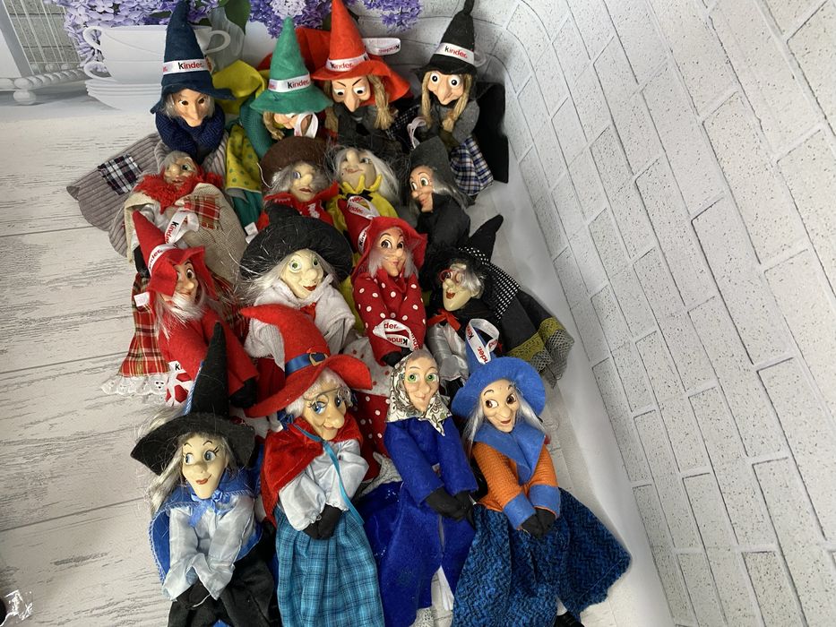 колекційні ляльки La Befana від Kinder, баба Яга