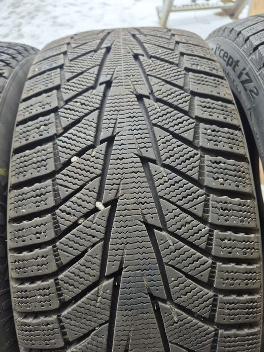 Шини зимові Hankook winter i-cept iz2 225/45 R17