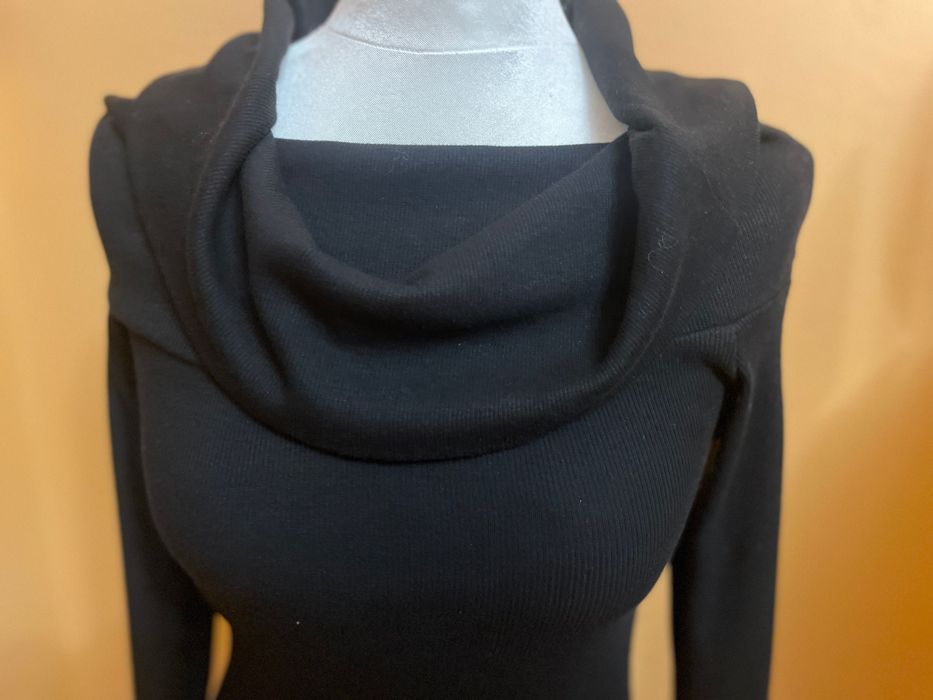 Czarna sukienka z szerokim golfem.