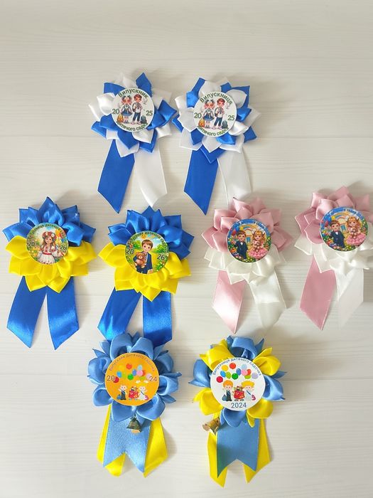 Брошки для випускників