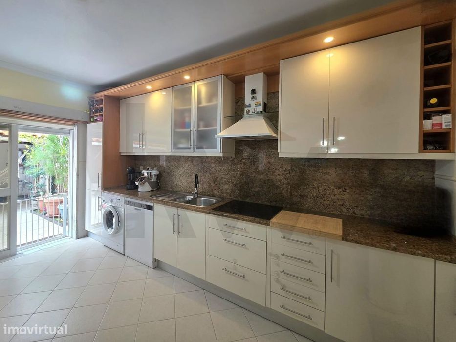 Apartamento com 2 quartos, Terraço de 50m2 e Garagem Fechada na Encost