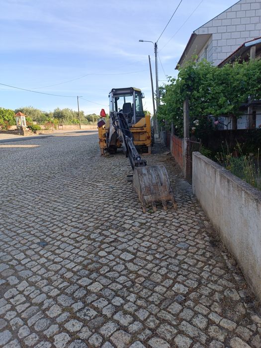 Serviços com Retroescavadora – Limpezas, Terraplanagens, Valas etc...