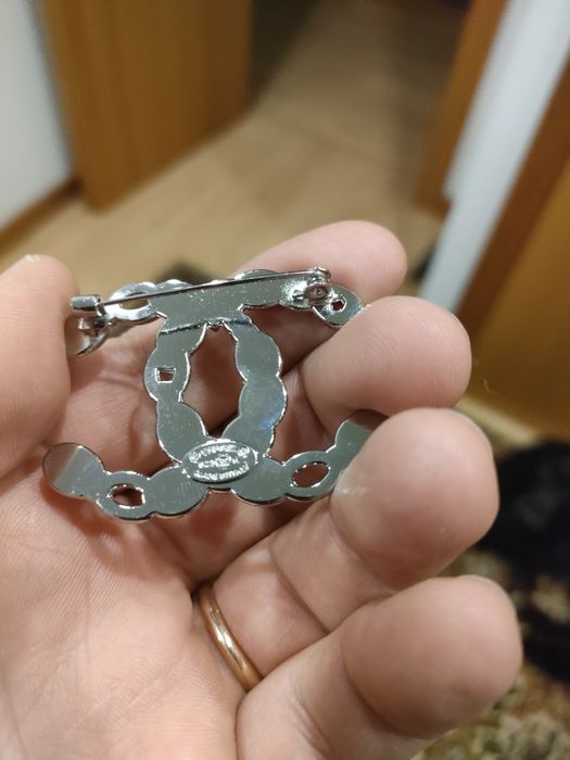 Alfinete Chanel prateado