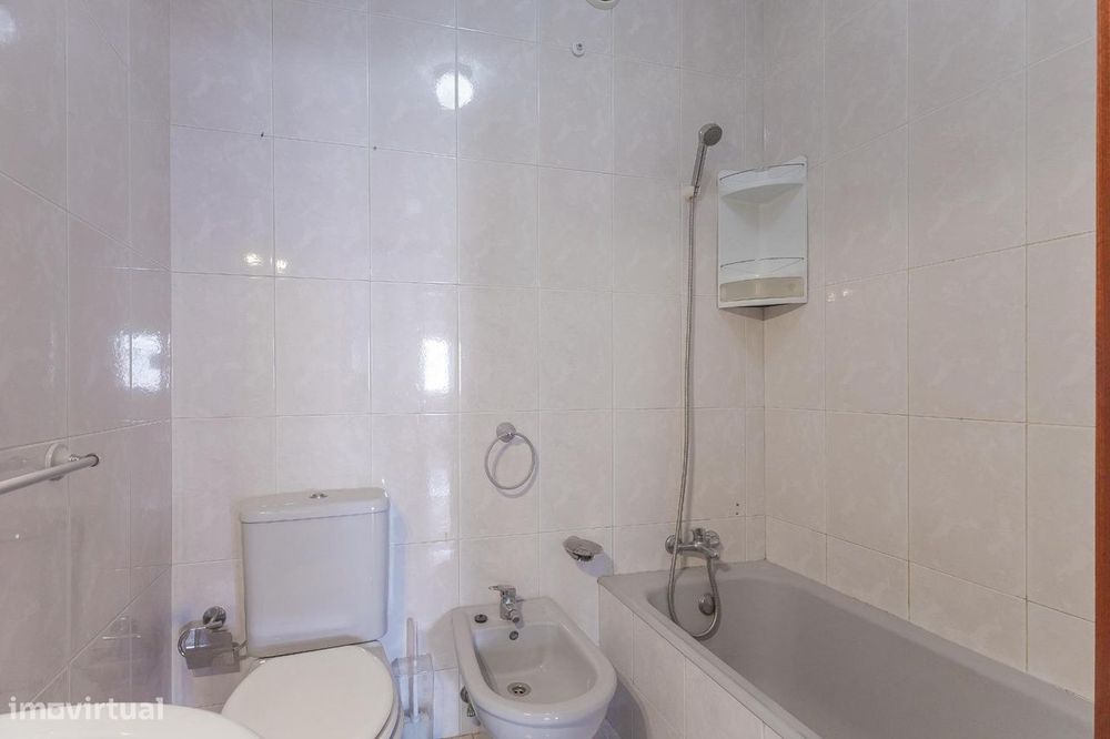 Apartamento T1 com Varanda em Canelas