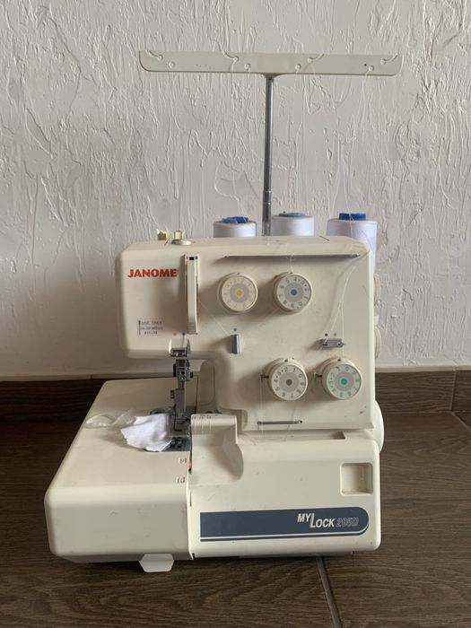 Продам Оверлок Janome