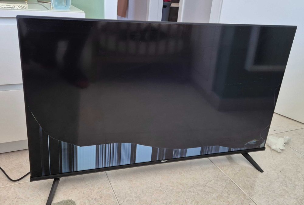 TV Hisense 40A4Q Danificada