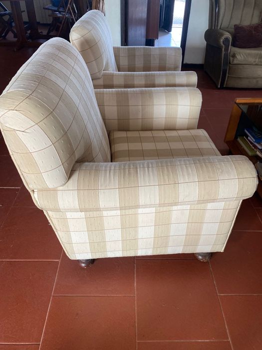 Poltronas beje e branco