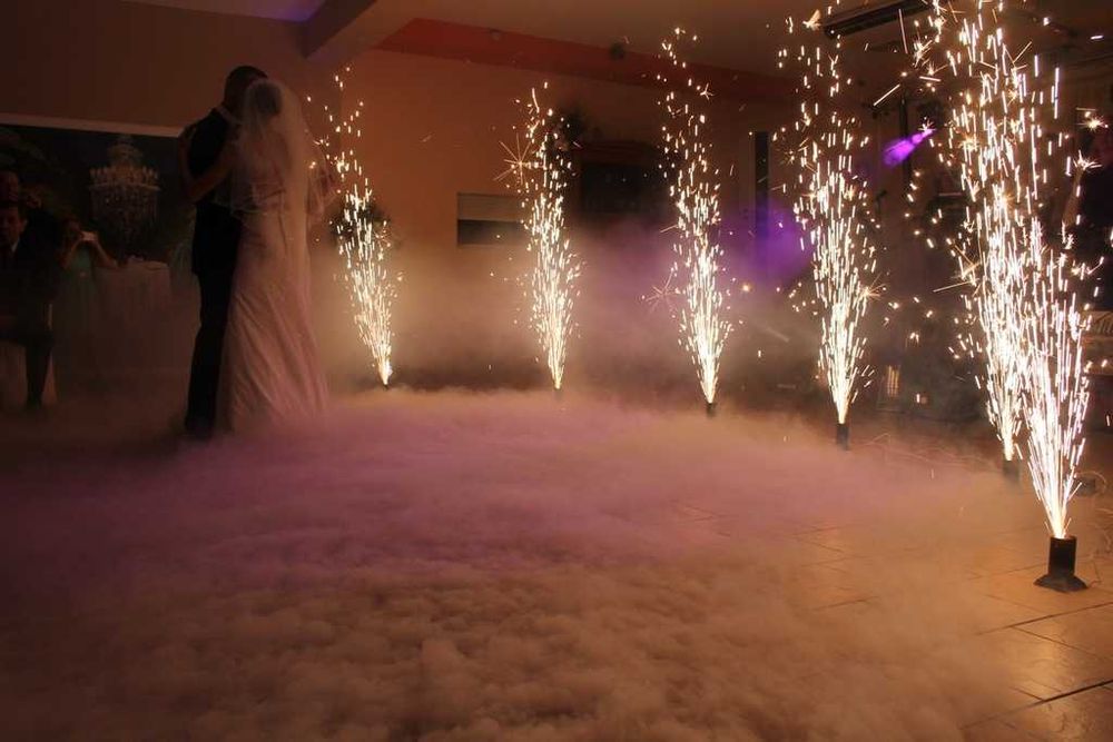 Kolorowe dymy wiatraki iskier fontanny iskier wodospad iskier