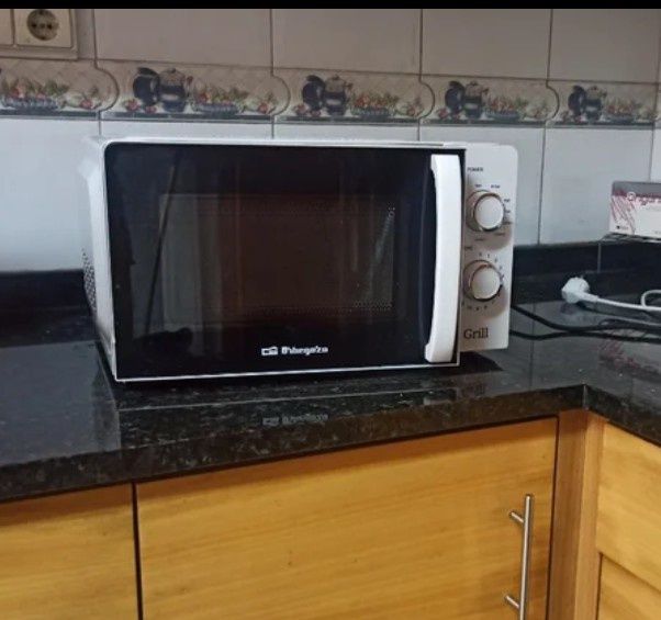 Microondas Orbegozo 20l com Grill MIG2130 em branco.