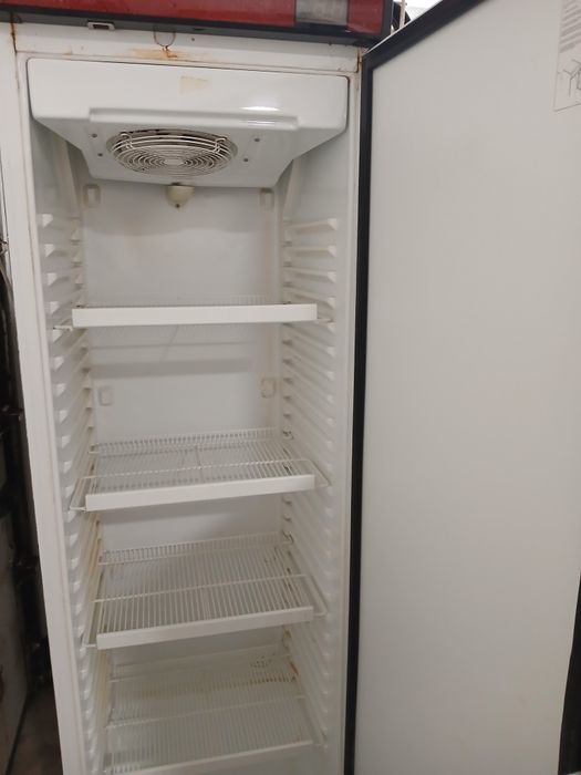 Frigorífico ou arca expositora vertical de bebidas destas dimensões 2.00×0.60(1 porta)