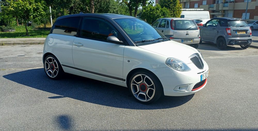 Lancia Ypsilon MOMO extras Abarth