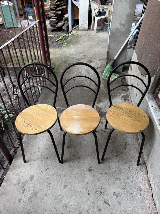 Ствльці металеві з деревяною сідушкую