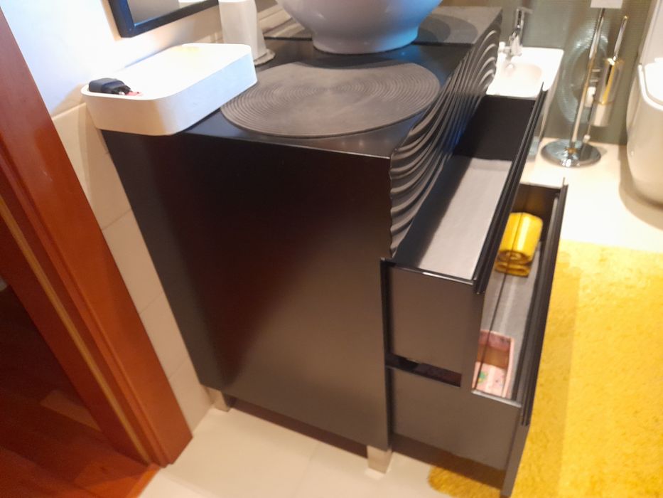 Móvel de casa de banho de cor preta