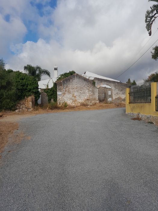 No ALGARVE CASA EM RUÍNAS Pode construir 2  moradias até 300 m2
