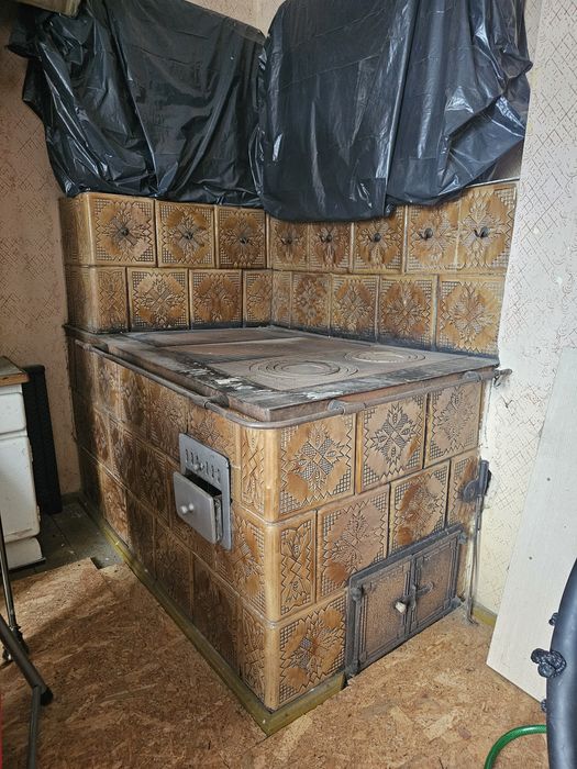 Zabytkowy piec kaflowy