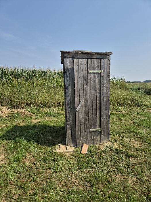 Wychodek drewniany na budowe