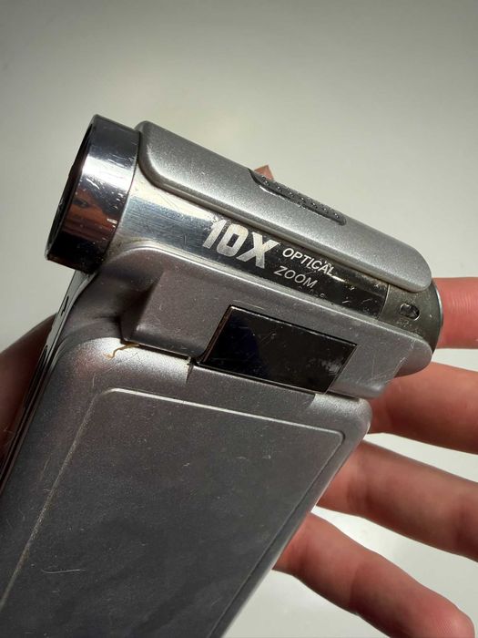 Câmara de Vídeo Digital Compacta (10X Optical Zoom)