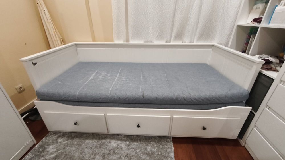 Cama ikea  com estrados e colchões