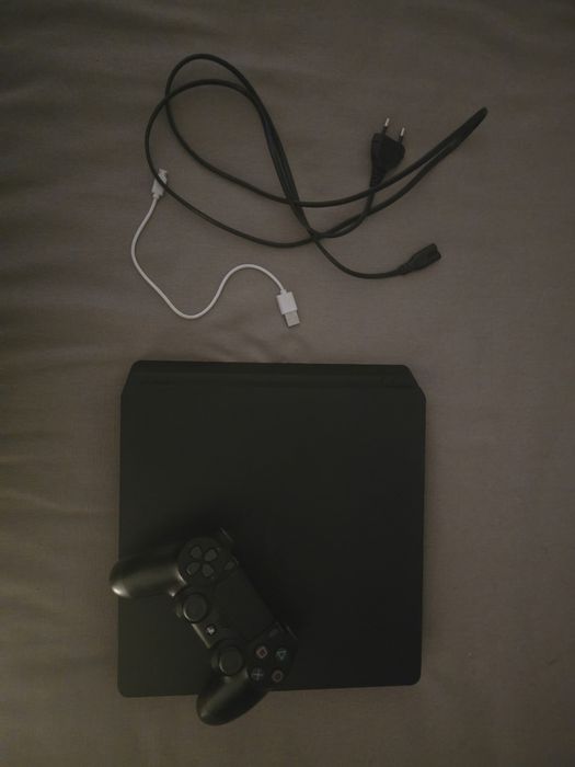 PlayStation 4 1TB + Comando Original (Formatada e Pronta a Usar)