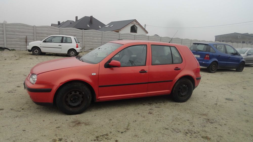 Volkswagen Golf 4 Na Części 5 Drzwi Na Części poje 1390 kolor LHZY