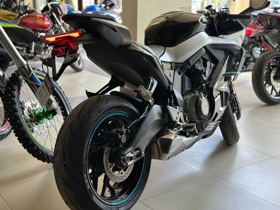 Мотоцикл CFMOTO 675SR-R