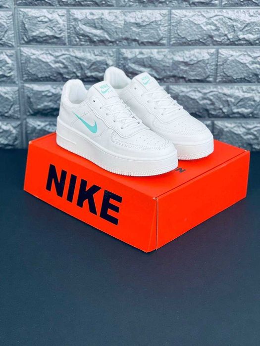 Стильные кожаные найки молодежные красовки Nike / яркие кросы на лето