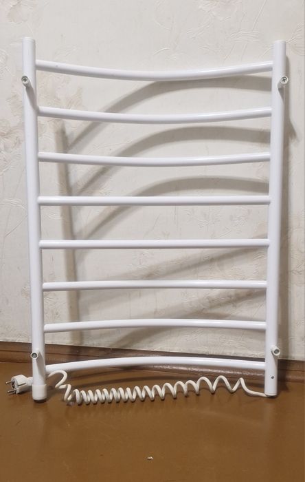 Рушникосушка електрична, у гарному стані.  Самовивіз.