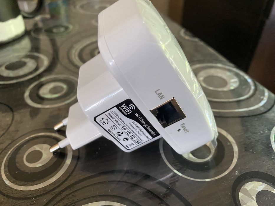 WiFi усилитель сигнала в розетку