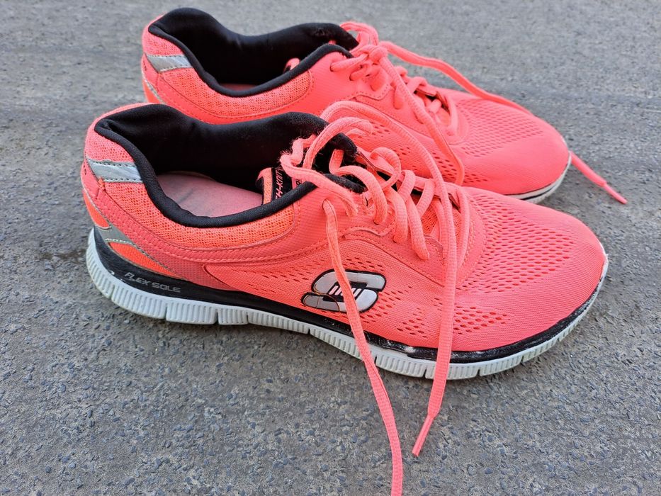 Кросівки жіночі  40- 41 рр