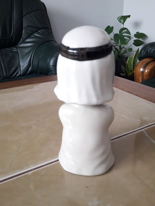 Porcelanowy arab z kiwającą główką na deskę samochodu