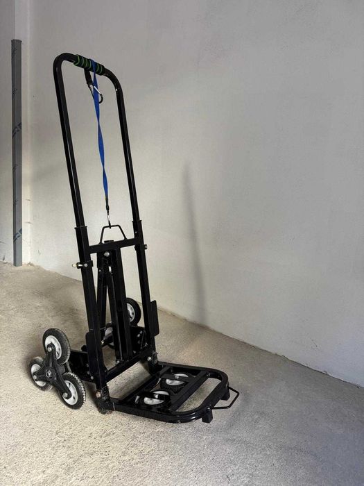 Carro transporte sobe escada