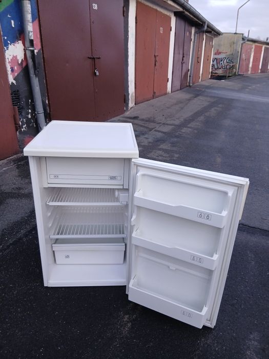 Mała lodówka z zamrażarnikiem DALCO w bardzo dobrym stanie.