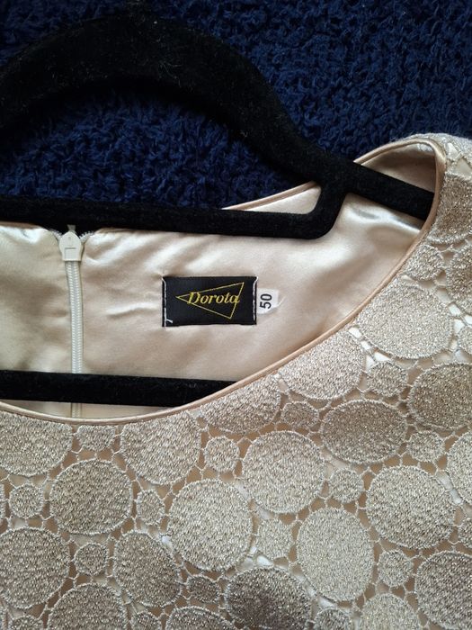 Sukienka koronkowa złota rozm. 50