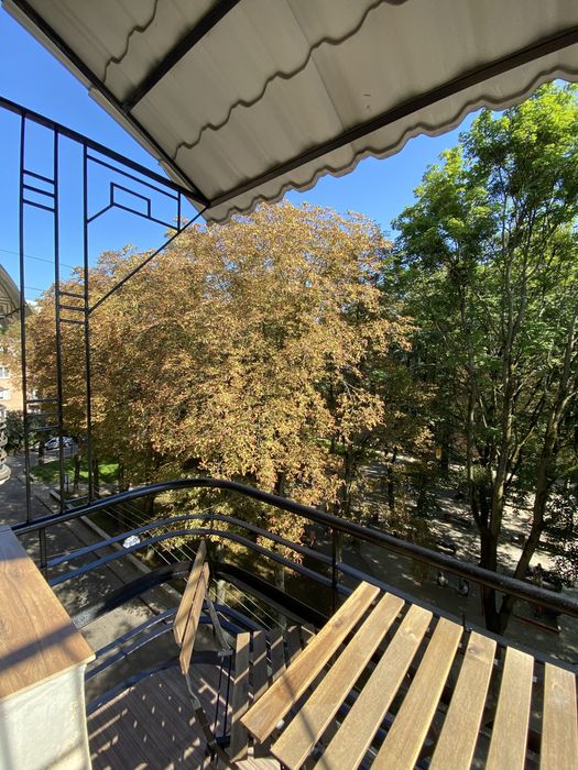 Квартира подобово з балконом,ближній центр