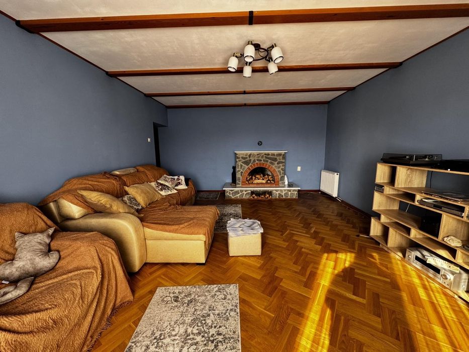 Окремий  2-х поверховий цегл.  будинок