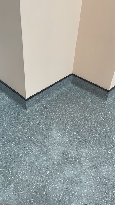 Укладка линолеума с заводом на стену ковролина , заливка нивелир масса