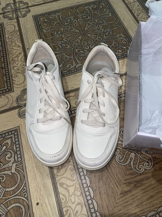 Кроссовки женские