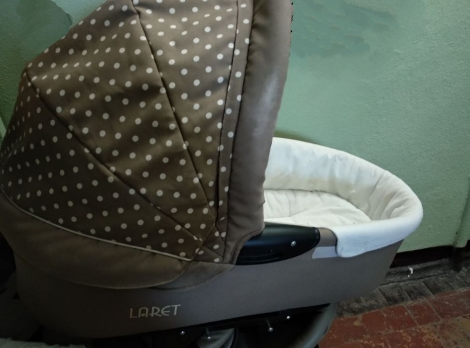 Продам коляску Laret 2 в 1 (зима-лето) бежевая в белый горошек.