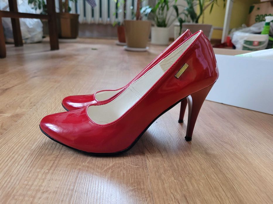 Szpilki czerwone lakierowane rozmiar 38