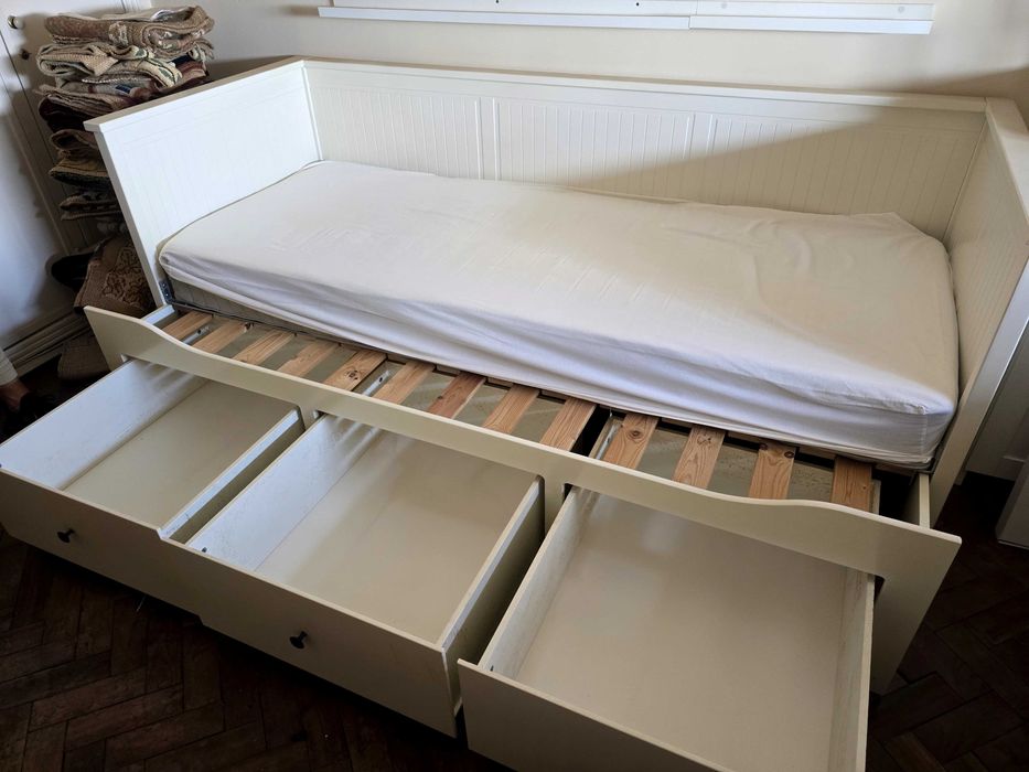 Cama divã HEMNES da IKEA.