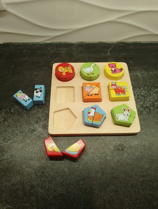 Drewniane kształty i klocki.