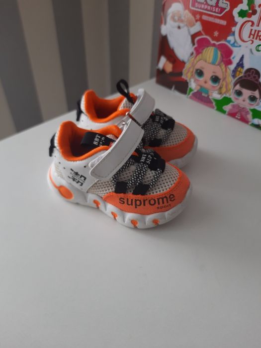 Стильні і яскраві кросівки.Розмір 22.Устілка 13см.