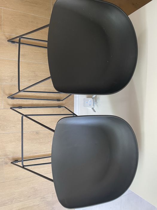 Sprzedam 2 hokery krzesła barowe