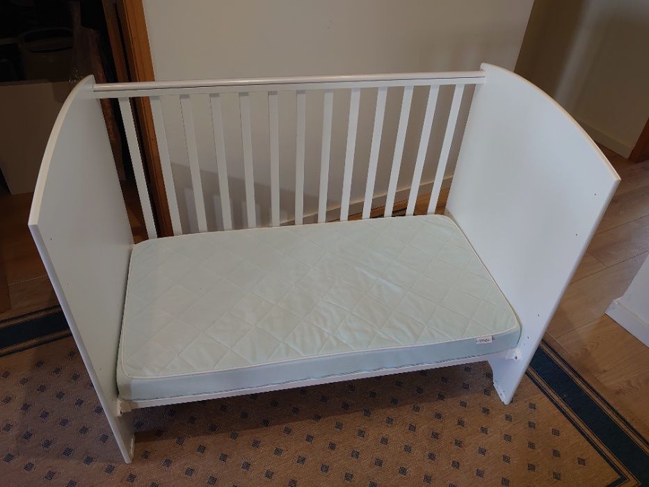 Berço / cama de grades branco de madeira, modelo New Crown