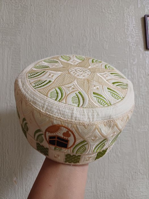 Тюбетейка с Кааба.Вышитая светлая тюбетейка с изображением Каабы.Новая